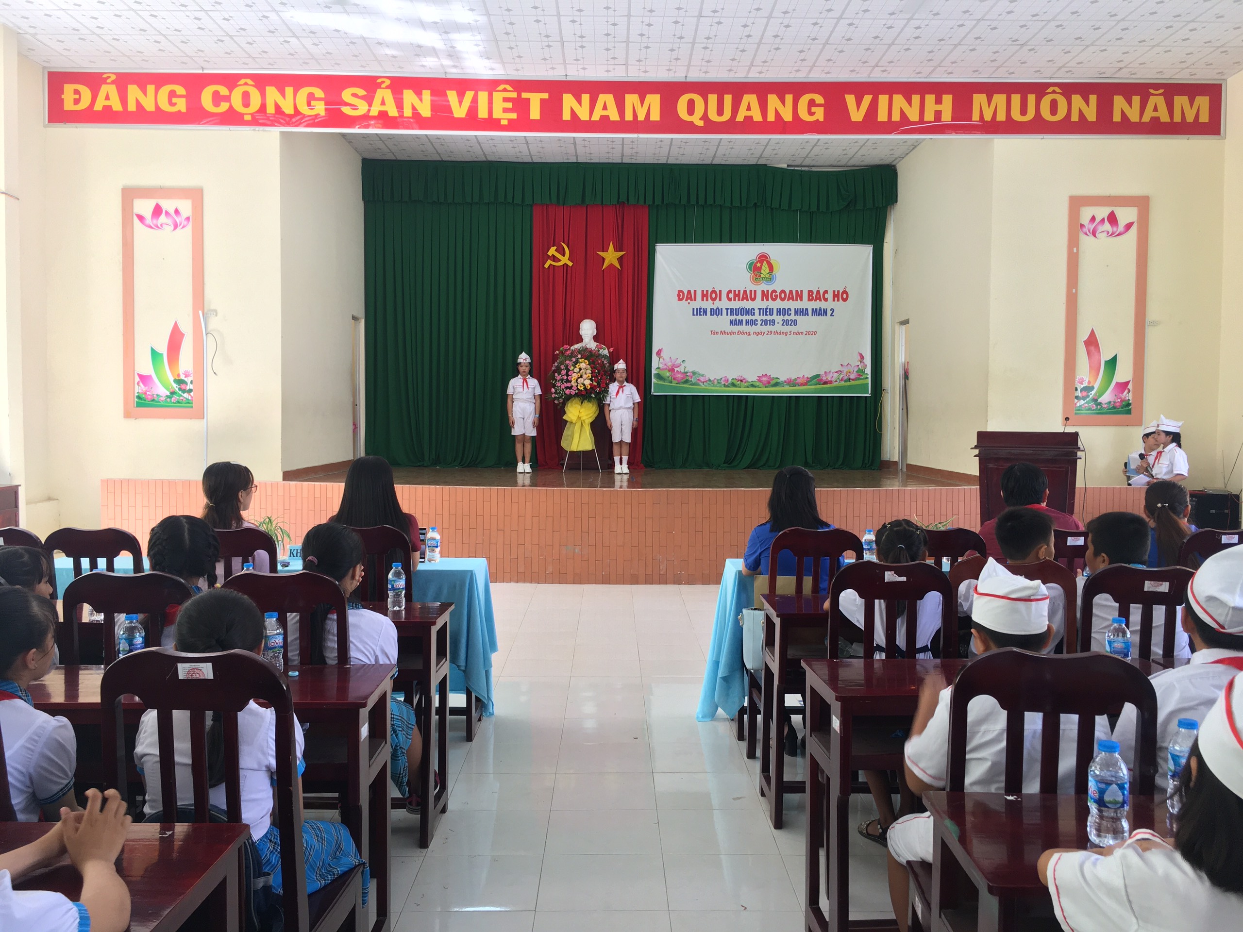 Đại hội dâng hoa lên Bác