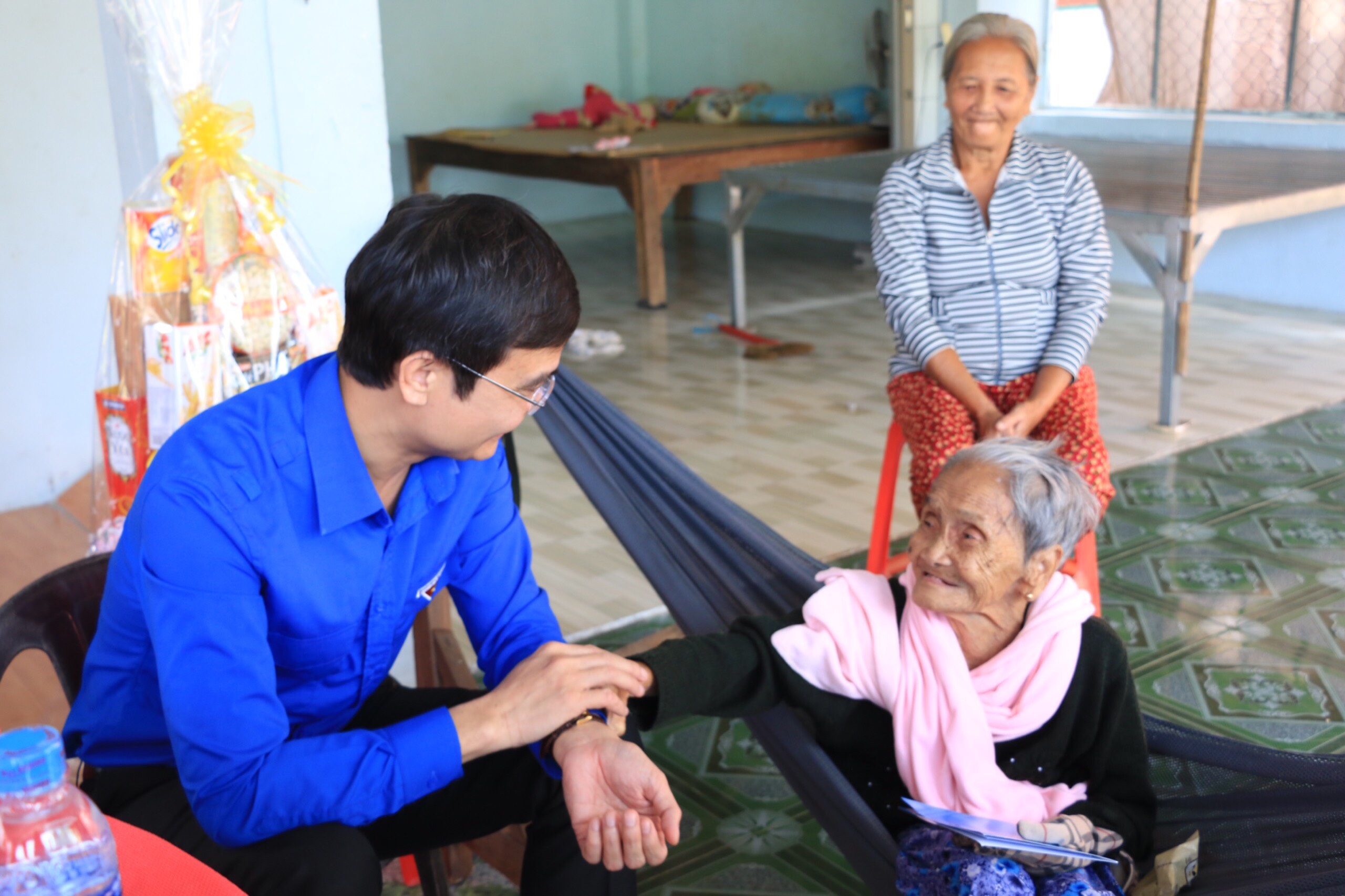 Bí thư thường trực Trung ương Đoàn Bùi Quang Huy đến thăm hỏi thương binh 4/4 Trần Thị Giếng