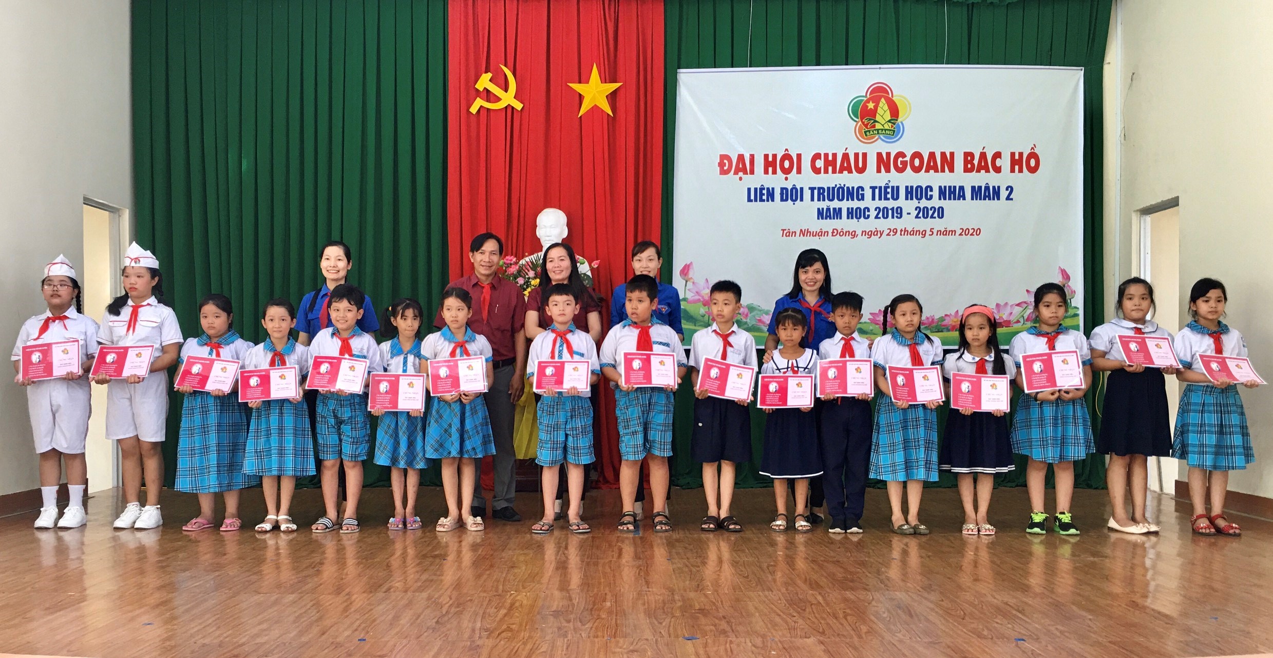 Biểu dương danh hiệu “Cháu ngoan Bác Hồ” cho đội viên tiêu biểu