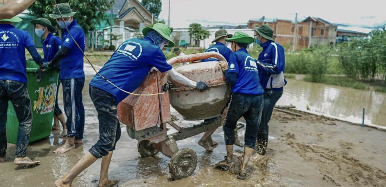 Sinh viên Trường Đại học Công nghiệp TPHCM đóng góp ngày công lao động