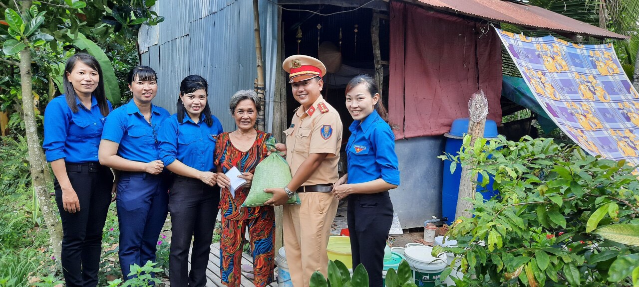 Thăm và tặng quà cho người già neo đơn.